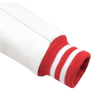 Veste universitaire personnalisée rouge et blanche à design bicolore, nom et numéro d'équipe personnalisés, style Letterman athlétique - Product Image 4