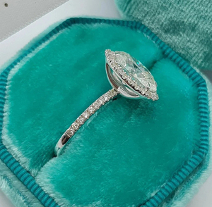 Anillo de compromiso de moissanita de corte ovalado alargado de 3,45 quilates con diseño de HALO y cuatro puntas de garra, joyería de boda elegante - Product Image 2