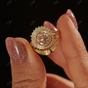 Bague de luxe personnalisée en or 10 ct 14 ct pour femme alliance incurvée bague de mariage en diamant CVD pour femme fabricant de bijoux Inde - Product Image 5