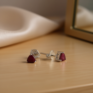 Orecchini a perno classici e di tendenza da donna in argento sterling 925 con rubino taglio trilione da 4 mm e montatura a griffe placcata oro rosa 18K - Product Image 3