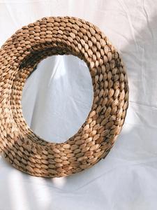 Miroir mural décoratif rond contemporain en jacinthe d'eau/paille tressé à la main, écologique, de luxe, pour la maison - Product Image 4