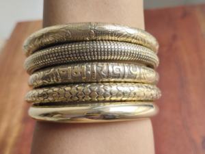 Conjunto de 4 brazaletes bohemios de latón africano, brazalete de joyería de latón estilo boho de forma única. - Product Image 4