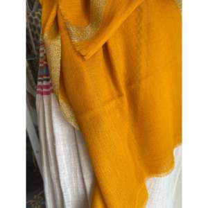 Écharpe en laine Zari - Imprimé vintage personnalisé 100% cachemire longue pour l'hiver, l'été et le printemps - Style curcuma - Product Image 3