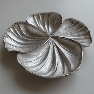 Élégant serveur de fruits secs en aluminium avec trois compartiments de feuilles connectés en finition dorée pour un style de table à manger décoratif. - Product Image 6