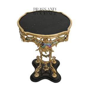 Table d'appoint ronde de luxe en laiton avec base en marbre noir, cadre doré orné et art en porcelaine peint à la main pour un décor classique - Product Image 1