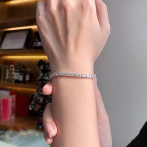 กำไลข้อมือเพชรโมอิสซาไนต์ทรงเหลี่ยมสีเขียวมรกตแบบไม่มีสี  ทำจากเงินแท้ 925 ประดับเพชรเต็มวง  ผลิตโดยผู้ผลิตเครื่องประดับหรูหรา ราคาถูก - Product Image 1