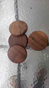 ที่รองแก้วไม้ทรงกลมสีธรรมชาติแบบชนบทที่รองแก้วกาแฟสไตล์นอร์ดิกที่กำหนดเองทำด้วยมือโดย HWC - Product Image 6