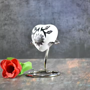 Support d'urne souvenir coeur en laiton urnes en laiton gravées pour cendres humaines souvenirs de coeur de haute qualité crémation par Falah International - Product Image 1