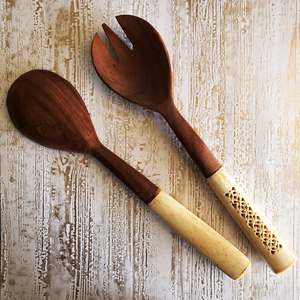 Juego de servidor de ensalada con mango de resina marrón nublado Utensilios de cocina de madera de mango de Acacia natural hechos en la India - Product Image 4