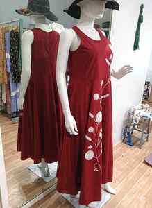 Vestido Maxi Popular sin Mangas con Cuello Redondo para Mujer con Diseño de Bordado Étnico en Colores Rojos para Vacaciones 2025, Marca de la Mejor Calidad - Product Image 2