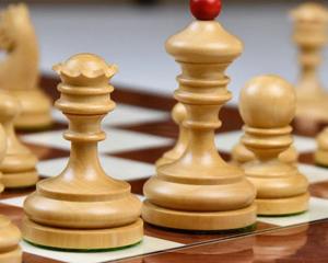 Reproducción de Lujo de Piezas de Ajedrez Estilo Knubbel de 1930 en Madera Teñida de Carmesí y Boj, 3 Rey, al Mejor Precio - Product Image 3