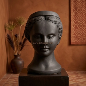 Vase-tête de déesse Aphrodite en céramique artisanale noire mate terracotta, décoration de table moderne pour la maison, vente en gros - Product Image 3