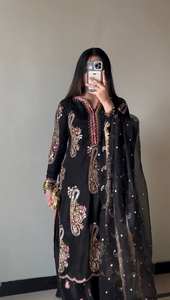 Magnifique salwar kameez noir brodé avec des travaux de zari dorés et un dupatta de designer - Product Image 2
