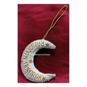 Zari สีทองปักลายคริสต์มาสที่สวยงามเครื่องประดับแขวนรูปดวงจันทร์สีขาวพร้อมวัสดุผ้าที่ใช้ในเทศกาลรอมฎอน - Product Image 1