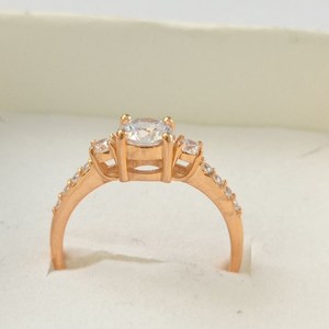 แหวนหมั้นเพชร3เม็ดกลมโมอิส7.00มม. สีเหลืองทอง18K - Product Image 4