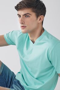 Camiseta de verano personalizada para clubs de hombres promociones de eventos 100% algodón estampado largo cuello en V manga corta Anti-retráctil hecho en EE. UU. Reino Unido - Product Image 4