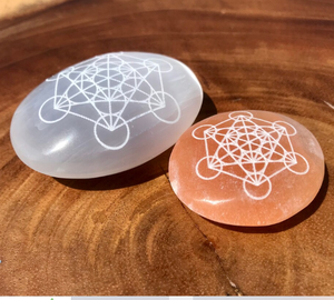 SYMBOLE DE CHAKRA DE SÉLÉNITE PREMIUM PIERRE DE PALME GRAVÉE | PIERRES DE POCHE EN FORME DE SÉLÉNITE PIERRE DE PALME MÉTAPHYSIQUE DE GUÉRISON À VENDRE - Product Image 1