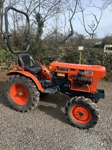Tractor Agrícola Compacto B700 con Transmisión de Engranajes Diésel 4x4, Equipo Agrícola de Grado Comercial, Resistente y Confiable - Product Image 1