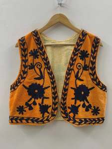 Chaleco de terciopelo estilo bohemio Suzani, hecho a mano, bordado con motivos florales, sin mangas, chaleco de moda, ropa exterior bohemia, chaleco sin mangas para invierno. - Product Image 4