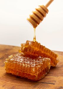 Miel de nid d'abeille frais et doré, directement de la ruche, riche en énergie naturelle, parfait pour les collations et les desserts du petit-déjeuner - Product Image 2