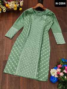 Nouveau déjeuner lourd rayonne fantaisie broderie travail Kurti pantalon avec Dupatta et grande taille disponible pour décontracté et usage quotidien Kurtis - Product Image 3