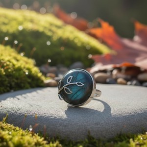 Vintage Handcrafted Brass Women's <b>Ring</b> with <b>Labradorite</b> Gemstone and Leaf Design - Product Image 4