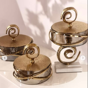 Bol décoratif en métal en acier inoxydable de qualité supérieure avec design en forme de fleur polie brillante Comprend une cuillère - Product Image 1