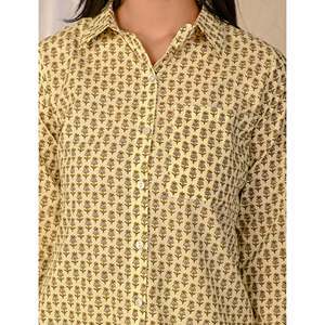 ชุดเซ็ตผ้าฝ้ายพิมพ์ลายบาริกบุตติสีมัสตาร์ดพาสเทล พร้อมเสื้อติดกระดุม - Product Image 2