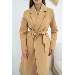 Venta al por mayor de abrigos midi con cinturón Camel de tela tejida - Product Image 1