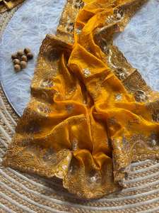 Saree traditionnel en soie douce de créateur indien avec un beau travail de broderie pour les mariages et les fêtes - Product Image 3