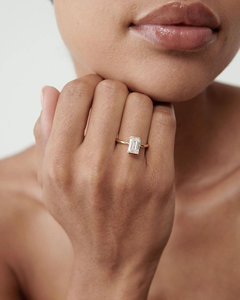 แหวนหมั้นเพชรทรงมรกต 3 กะรัต ผลิตในห้องปฏิบัติการ ตัวเรือนทอง 14K แบบครึ่งกรอบ พร้อมใบรับรอง - Product Image 6