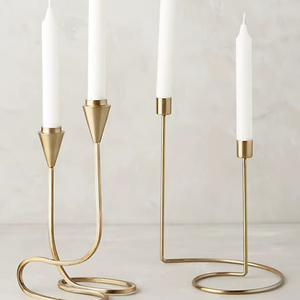 Porte-bougie coniques sculpturaux en fil d'or minimaliste dans des silhouettes modernes et élégantes. Disponible aux prix de gros. - Product Image 1