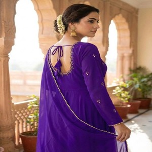 Robe de soirée VASTRA COTTAGE en georgette lourde avec broderie à la main, manches longues et dupatta en georgette assorti - Product Image 4