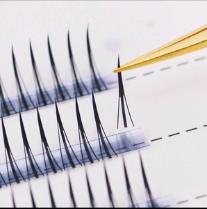 Extensions de cils professionnelles personnalisées, forme Wispy, 0.07, 8-18mm, pour salon, faites à la main, volume pré-fait, noir mat doux, cheveux synthétiques - Product Image 4