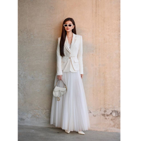 Ensemble blazer avec jupe mi-longue adapté au bureau et aux sorties avec ceinture couleur blanche marque Leilani de haute qualité