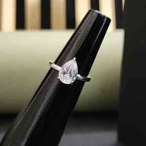 แหวนหมั้นทองคำแท้ 18KT ดีไซน์หรูหรา ทรงลูกแพร์ ประดับด้วยมอยส์ซาไนต์ สำหรับทั้งชายและหญิง พร้อมใบรับรอง IGI บนตัวเรือนสแตนเลส - Product Image 1