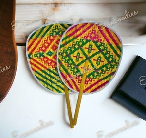 พัดไม้ไผ่สานมือ Ecowoodies สำหรับฤดูร้อน สีเหลือง เขียว ชมพู สีสันสดใส สวยงาม ทอมือ  แบบเรียบง่าย ทันสมัย  สามารถสลักชื่อได้ - Product Image 6