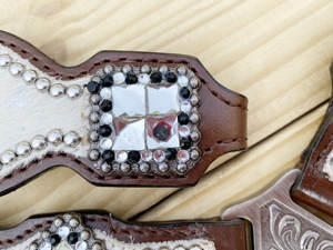 Juego de arreos para caballo personalizados, diseño de girasoles y hojas pintados a mano sobre cuero, cabezada y pechera estilo western. - Product Image 5