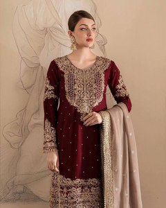 Heavy Designer Top-Sharara Suit Collection Telas pesadas de Georgette con trabajo de secuencia de bordado para mujer Ropa de fiesta - Product Image 3