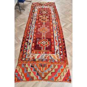 Alfombra Turca Vintage de 3.2x9.2 pies (97x281 cm), Alfombra Kilim Roja Naranja con Diseño Floral - Product Image 1