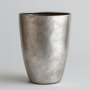 Jardinière décorative classique en métal antique parfaitement conçue pour un style de jardin extérieur intérieur élégant et une décoration saisonnière - Product Image 1