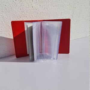 Tarjetero rojo de cuero genuino con fundas de plástico en el interior - Product Image 2