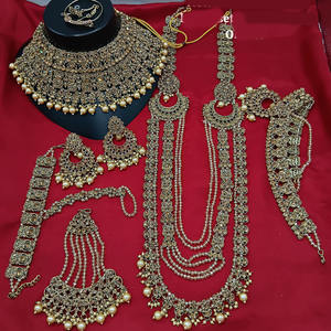 Ensemble de mariée en plaqué or de créateur orné de cristaux autrichiens étincelants et de perles parfaites pour les mariages et les occasions festives - Product Image 1