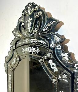 Miroir vénitien gravé avec un blason orné rubis - Product Image 2