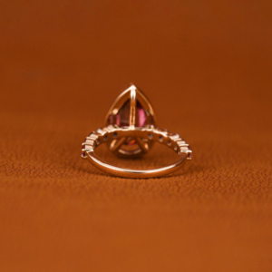 Bague de fiançailles en diamant rose taille poire de style classique plaqué or platine Lab créé avec un diamant latéral taille ronde rose et blanc - Product Image 5