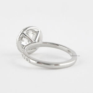 Bague solitaire Moissanite de 2.12 ct en or blanc avec sertissage de halo accents de pavé français et design à quatre broches - Product Image 4