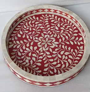 Bandeja de servicio redonda roja y blanca vibrante con bandeja de incrustaciones de hueso con incrustaciones de hojas detalladas de la India - Product Image 1