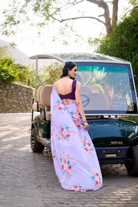 คอลเลคชั่นล่าสุด ผ้าซารีลายหินอ่อนพิมพ์ลายดอกไม้ พร้อมขอบลูกไม้ประดับมุก ขายส่งจากโรงงาน ซื้อออนไลน์ได้ในอินเดีย - Product Image 3