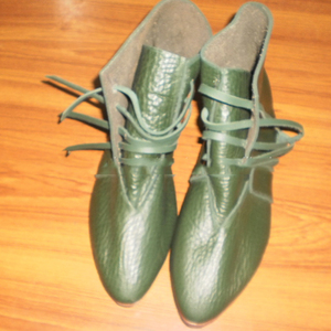 OEM vente en gros 100% chaussures médiévales en cuir véritable pour hommes accessoire rond avec fermeture à lacets pour les saisons d'été et d'hiver - Product Image 3