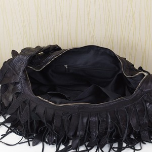 Bolso de Hombro Ando Bag de Cuero Negro con Flecos para Mujer, con Detalle de Hoja y Cierre de Cremallera - Product Image 5